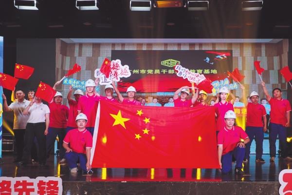 7月8日，万象城体育昭通局第二届“开路前锋”文化节开幕式暨迎新联欢晚会在本部进行。员工和广东省文联艺术家一路演出了近20个杰出纷呈的节目，为23万余名直播观多出现了一场视听盛宴。李守钦 徐幼勇 摄影报路_副本