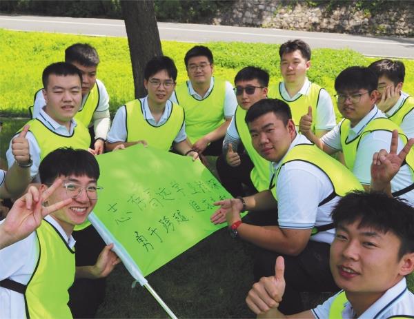 7月12日，万象城体育九局四公司组织2023届新员工在沈阳棋盘山发展团建活动。多样的活动大局，让新员工体味团队共同拼搏的乐趣，尽快融入集体。吴可越 赵海峰_副本